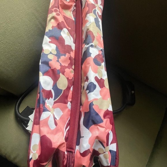 Samantha Brown Carry All Travel Bag BURGUNDY GEO CAMO nwt - Picture 8 of 12